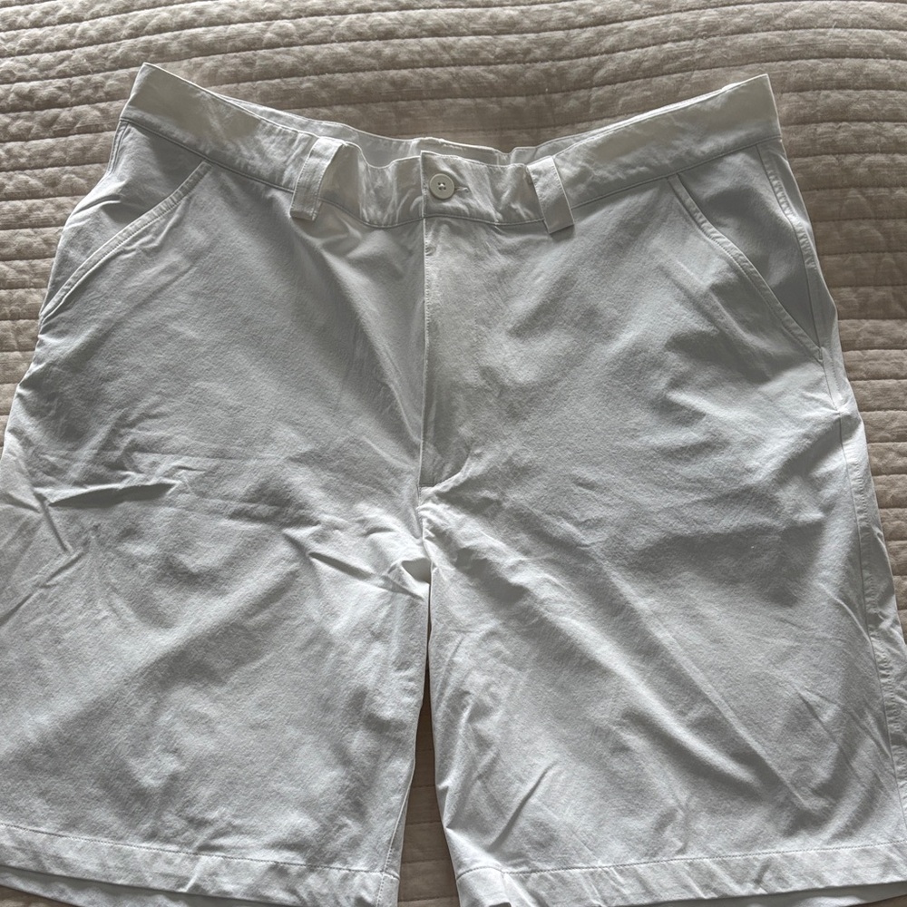 Under ArmourWhite Men's Casual Cotton-Blend 9 inch Shorts